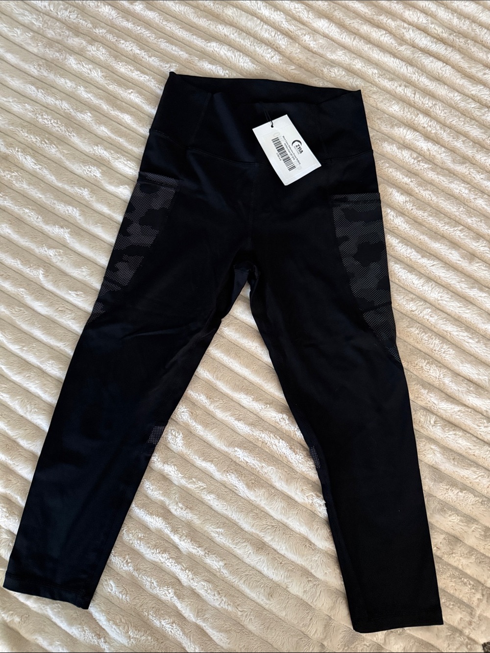 NWT ZYIA Black Camo Reflective Pocket Brilliant Hi-Rise Capri 20” 6-8